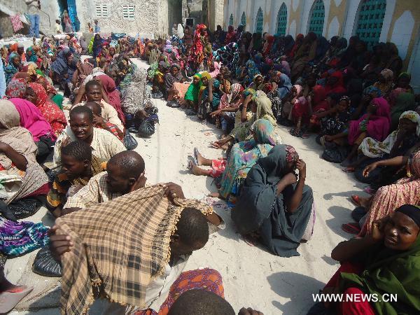 Displaced refugees wait for aid outside a temporary medical facility in Somali capital of Mogadishu, July 16, 2011. [Xinhua] 