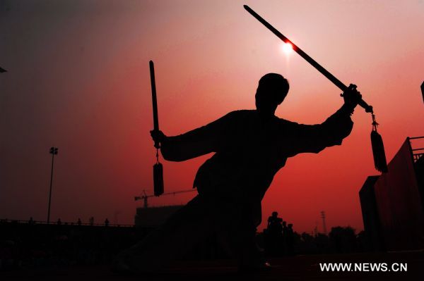 A citizen exercises at the Weiwu square in Bozhou, east China's Anhui Province, Aug 8, 2011. Fitness enthusiasts, all over the country, exercised in their own way to mark the third National Fitness Day. (Xinhua/Zhang Yanlin) (dtf) 