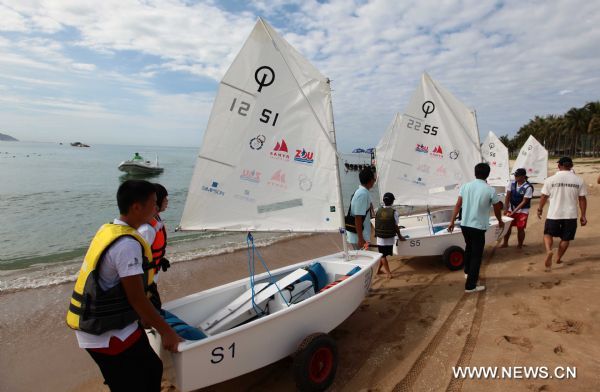 Youngsters take part in a sailing training in Sanya, south China's Hainan province, Aug. 8, 2011. Fitness enthusiasts , all over the country, exercised in their own way to mark the third National Fitness Day. (Xinhua/Chen Wenwu) (dtf) 