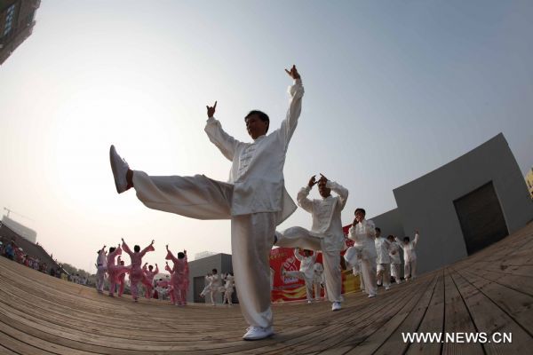 People practise Wuqinxi, a series of physical exercises based on movements of five animals, at Weiwu square in Bozhou, east China's Anhui Province, Aug. 8, 2011. Fitness enthusiasts , all over the country, exercised in their own way to mark the third National Fitness Day. (Xinhua/Liu Qinli) (dtf) 