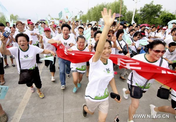 Citizens run in a marathon in Liuzhou, south China's Guangxi Zhuang Autonomous Region, Aug. 8, 2011. Fitness enthusiasts, all over the country, exercised in their own way to mark the third National Fitness Day. (Xinhua/Li Hanchi) (dtf) 