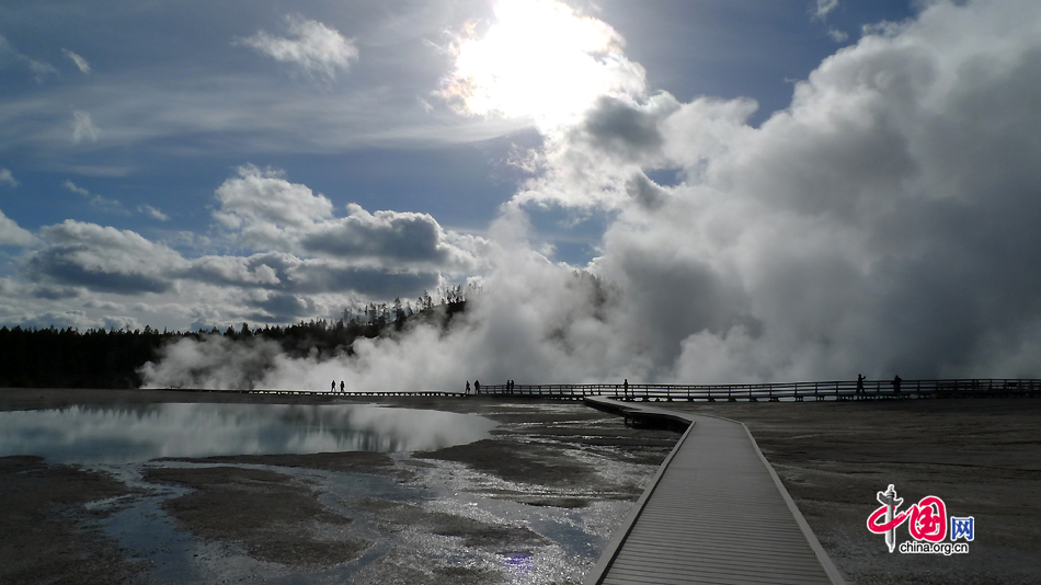 A view of Midway Geyser Basin in Yellowstone National Park, Wyoming, US. Although it is much smaller than the other basins found alongside the Firehole River, it contains two large features, Excelsior Geyser and Grand Prismatic Spring. As the first national park in the world, Yellowstone National Park is well-known for its wildlife and many geothermal features. [Photo by Xu Lin / China.org.cn]