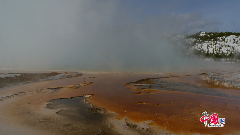 A view of Grand Prismatic Spring at Midway Geyser Basin in Yellowstone National Park, Wyoming, US. It is the largest hot spring in the country, and the third largest in the world, next to those in New Zealand. As the first national park in the world, Yellowstone National Park is well-known for its wildlife and many geothermal features. [Photo by Xu Lin / China.org.cn]