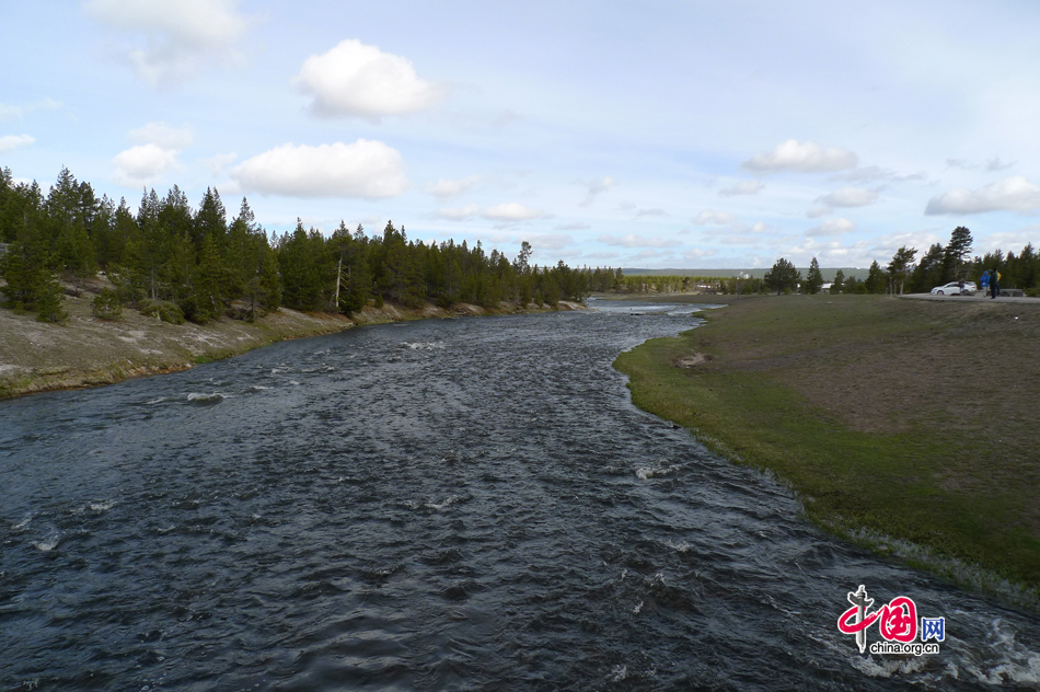 The Firehole River is one of two major tributaries of the Madison River in Yellowstone National Park, Wyoming, US. As the first national park in the world, Yellowstone National Park is well-known for its wildlife and many geothermal features. [Photo by Xu Lin / China.org.cn]