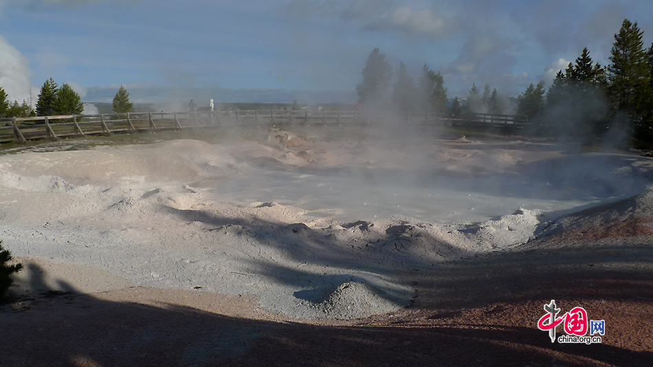 A view of the Fountain Paint Pot, a mud pot located at Lower Geyser Basin in Yellowstone National Park, Wyoming, US. It is named for the reds, yellows and browns of the mud in this area. The differing colors are derived from oxidation states of the iron in the mud. As the first national park in the world, Yellowstone National Park is well-known for its wildlife and many geothermal features. [Photo by Xu Lin / China.org.cn]