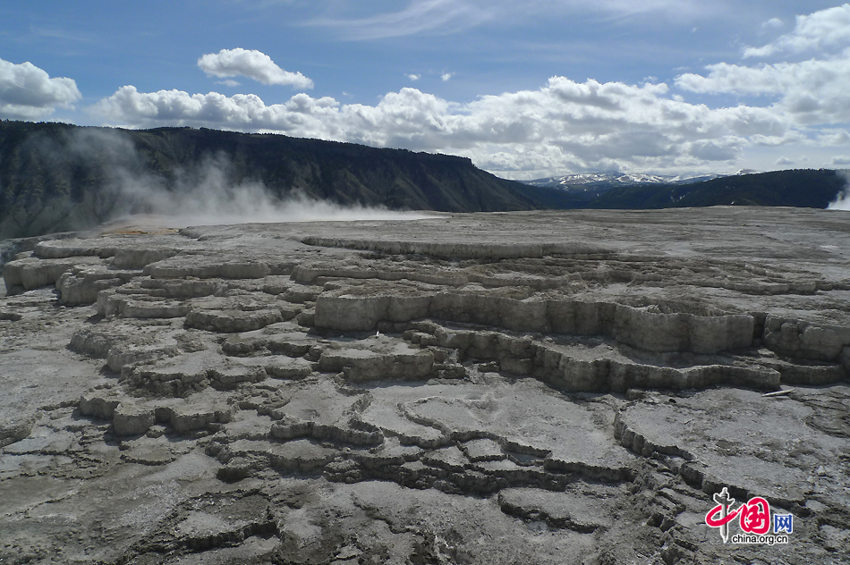 A view of an area of intense deposition of calcium carbonate near Mammoth Hot Springs in Yellowstone National Park, Wyoming, US. As the first national park in the world, Yellowstone National Park is well-known for its wildlife and many geothermal features. [Photo by Xu Lin / China.org.cn]