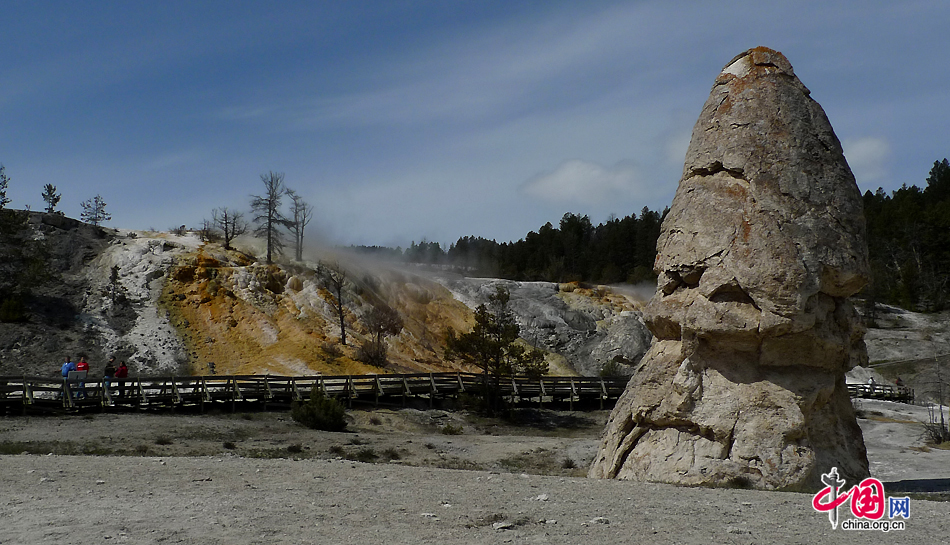 A view of Mammoth Hot Springs area, a large complex of hot springs on a hill of travertine in Yellowstone National Park, Wyoming, US. As the first national park in the world, Yellowstone National Park is well-known for its wildlife and many geothermal features. [Photo by Xu Lin / China.org.cn]