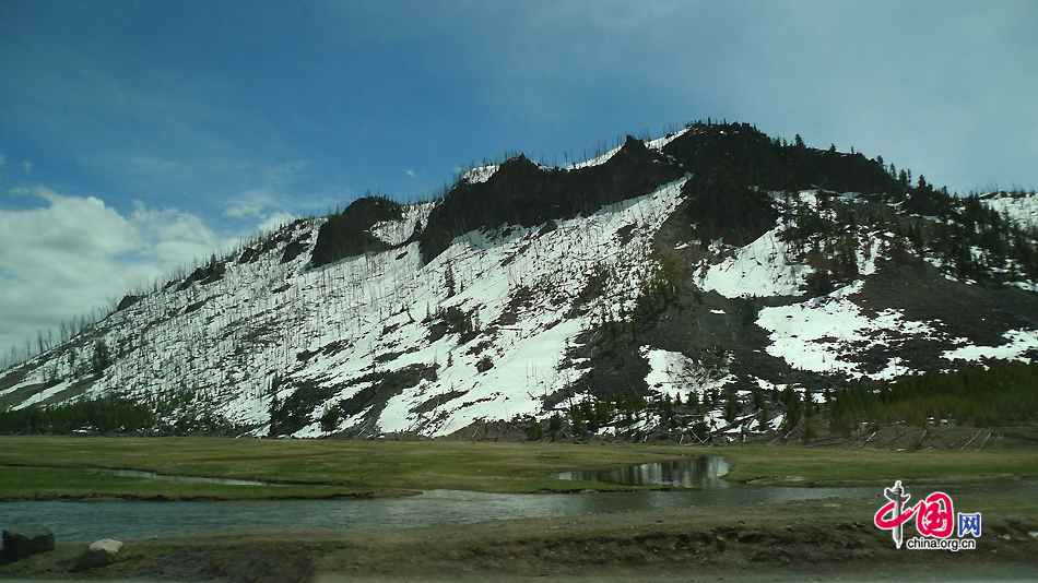 A snow mountain in Yellowstone National Park, Wyoming, US. As the first national park in the world, Yellowstone National Park is well-known for its wildlife and many geothermal features. [Photo by Xu Lin / China.org.cn]