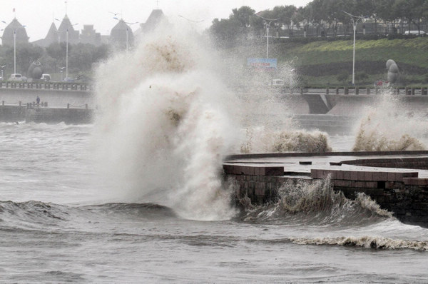 Photo taken on August 8, 2011 shows the big waves at the coast in Yantai, East China's Shandong province. More than 360,000 people were evacuated in East China's Shandong province on Monday as tropical storm Muifa continues to move along the country's eastern coast. [Xinhua]