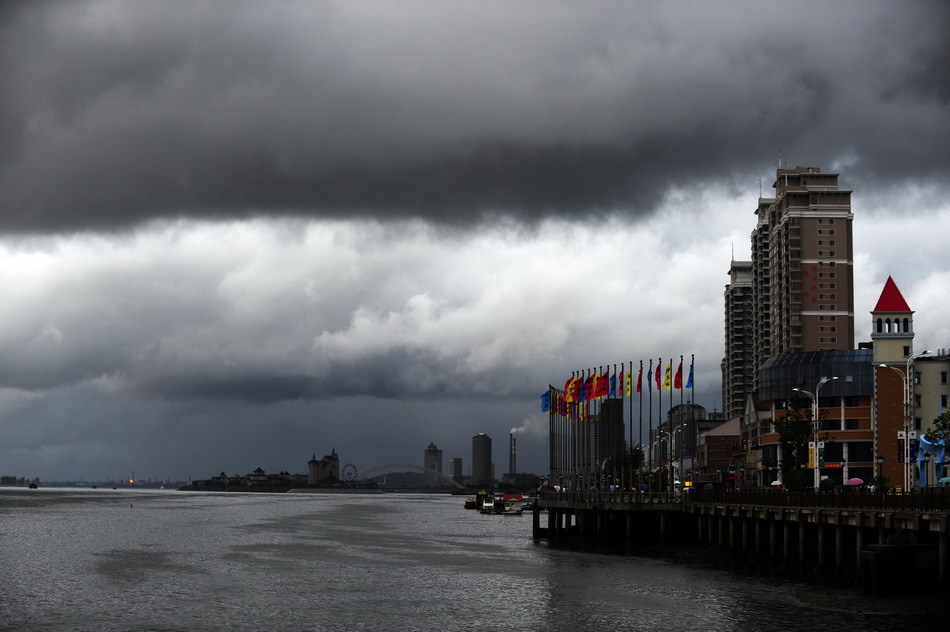 Photo taken on Aug. 8, 2011 shows the city of Dandong before the tropical storm Muifa arrives, northeast China's Liaoning Province. Tropical storm Muifa was predicted to make landfall in coastal areas of Dandong on Monday night, according to Chinese National Meteorological Center on Monday. [Xinhua]