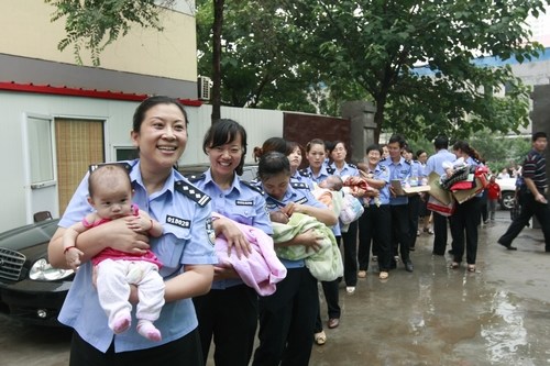 The police send the infants rescued from traffickers to local children welfare institutions. [A file photo from the Ministry of Public Security] 