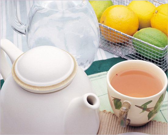Chinese people pay special attention to the teapots, tea leaves and water. They believe that exquisite utensils should comply with delicate food.