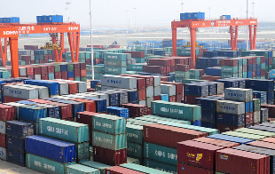 Containers pile up at Beibu Bay, Guangxi Zhuang Autonomous Region. [CFP] 