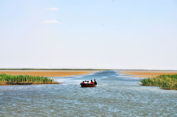 The Ejina River flows into the crescent-shaped Yanju Lake in the northern Ejina Banner. The size of the lake has shrunk in recent years because of persistent droughts. [Photo:CRIENGLISH.com]