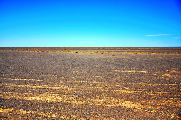 The Gobi Desert reaches the far horizon of the Ejina Banner. [Photo:CRIENGLISH.com] 