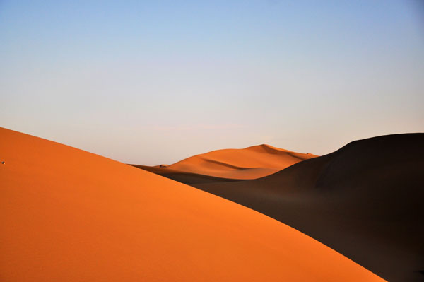 Smooth sand dunes in the desert of the Ejina Banner. [Photo:CRIENGLISH.com] 