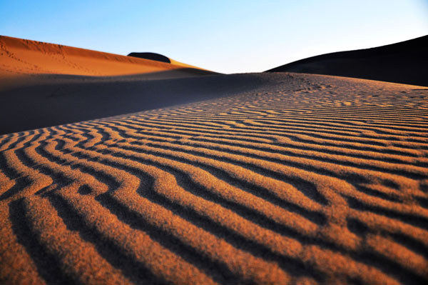 Wind-blown patterns on sand dunes resemble ripples on a lake. [Photo:CRIENGLISH.com] 