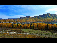 Located within the Kanas Lake scenic area in the north of Xinjiang, Hemu, one of the six most beautiful villages in China, is a rather primitive village. Here, visitors can enjoy the snow mountain, icy lake, grassland and primitive Tuwa minority village whom lived there thousand years.[捌仟里路/bbs.fengniao]