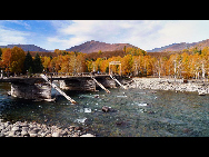 Located within the Kanas Lake scenic area in the north of Xinjiang, Hemu, one of the six most beautiful villages in China, is a rather primitive village. Here, visitors can enjoy the snow mountain, icy lake, grassland and primitive Tuwa minority village whom lived there thousand years.[捌仟里路/bbs.fengniao]