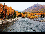Located within the Kanas Lake scenic area in the north of Xinjiang, Hemu, one of the six most beautiful villages in China, is a rather primitive village. Here, visitors can enjoy the snow mountain, icy lake, grassland and primitive Tuwa minority village whom lived there thousand years.[捌仟里路/bbs.fengniao]
