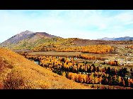 Located within the Kanas Lake scenic area in the north of Xinjiang, Hemu, one of the six most beautiful villages in China, is a rather primitive village. Here, visitors can enjoy the snow mountain, icy lake, grassland and primitive Tuwa minority village whom lived there thousand years.[捌仟里路/bbs.fengniao]