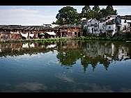 Located in the west of Lanxi in Jinhua city, Zhejiang Province, Zhuge Bagua Village is the biggest settlement for Zhuge Liang's descendants who have lived there for generations. The village was built according to the Eight Diagrams. Visitors can easily get lost in the village. The Zhong Pond is the basic point and the center of the village. Eight roads start from the pond and stretch respectively towards eight hills outside the town. [amazon97019/bbs.fengniao]