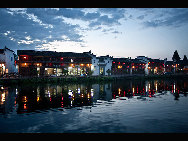 Located in the west of Lanxi in Jinhua city, Zhejiang Province, Zhuge Bagua Village is the biggest settlement for Zhuge Liang's descendants who have lived there for generations. The village was built according to the Eight Diagrams. Visitors can easily get lost in the village. The Zhong Pond is the basic point and the center of the village. Eight roads start from the pond and stretch respectively towards eight hills outside the town. [amazon97019/bbs.fengniao]