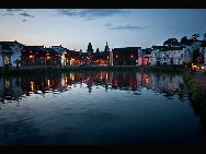 Located in the west of Lanxi in Jinhua city, Zhejiang Province, Zhuge Bagua Village is the biggest settlement for Zhuge Liang's descendants who have lived there for generations. The village was built according to the Eight Diagrams. Visitors can easily get lost in the village. The Zhong Pond is the basic point and the center of the village. Eight roads start from the pond and stretch respectively towards eight hills outside the town. [amazon97019/bbs.fengniao]