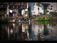 Located in the west of Lanxi in Jinhua city, Zhejiang Province, Zhuge Bagua Village is the biggest settlement for Zhuge Liang's descendants who have lived there for generations. The village was built according to the Eight Diagrams. Visitors can easily get lost in the village. The Zhong Pond is the basic point and the center of the village. Eight roads start from the pond and stretch respectively towards eight hills outside the town. [amazon97019/bbs.fengniao]