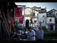 Located in the west of Lanxi in Jinhua city, Zhejiang Province, Zhuge Bagua Village is the biggest settlement for Zhuge Liang's descendants who have lived there for generations. The village was built according to the Eight Diagrams. Visitors can easily get lost in the village. The Zhong Pond is the basic point and the center of the village. Eight roads start from the pond and stretch respectively towards eight hills outside the town. [amazon97019/bbs.fengniao]