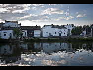 Located in the west of Lanxi in Jinhua city, Zhejiang Province, Zhuge Bagua Village is the biggest settlement for Zhuge Liang's descendants who have lived there for generations. The village was built according to the Eight Diagrams. Visitors can easily get lost in the village. The Zhong Pond is the basic point and the center of the village. Eight roads start from the pond and stretch respectively towards eight hills outside the town. [amazon97019/bbs.fengniao]