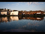 Located in the west of Lanxi in Jinhua city, Zhejiang Province, Zhuge Bagua Village is the biggest settlement for Zhuge Liang's descendants who have lived there for generations. The village was built according to the Eight Diagrams. Visitors can easily get lost in the village. The Zhong Pond is the basic point and the center of the village. Eight roads start from the pond and stretch respectively towards eight hills outside the town. [amazon97019/bbs.fengniao]