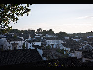 Located in the west of Lanxi in Jinhua city, Zhejiang Province, Zhuge Bagua Village is the biggest settlement for Zhuge Liang's descendants who have lived there for generations. The village was built according to the Eight Diagrams. Visitors can easily get lost in the village. The Zhong Pond is the basic point and the center of the village. Eight roads start from the pond and stretch respectively towards eight hills outside the town. [amazon97019/bbs.fengniao]