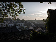 Located in the west of Lanxi in Jinhua city, Zhejiang Province, Zhuge Bagua Village is the biggest settlement for Zhuge Liang's descendants who have lived there for generations. The village was built according to the Eight Diagrams. Visitors can easily get lost in the village. The Zhong Pond is the basic point and the center of the village. Eight roads start from the pond and stretch respectively towards eight hills outside the town. [amazon97019/bbs.fengniao]