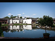Located in the west of Lanxi in Jinhua city, Zhejiang Province, Zhuge Bagua Village is the biggest settlement for Zhuge Liang's descendants who have lived there for generations. The village was built according to the Eight Diagrams. Visitors can easily get lost in the village. The Zhong Pond is the basic point and the center of the village. Eight roads start from the pond and stretch respectively towards eight hills outside the town. [amazon97019/bbs.fengniao]