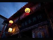 Located in the west of Lanxi in Jinhua city, Zhejiang Province, Zhuge Bagua Village is the biggest settlement for Zhuge Liang's descendants who have lived there for generations. The village was built according to the Eight Diagrams. Visitors can easily get lost in the village. The Zhong Pond is the basic point and the center of the village. Eight roads start from the pond and stretch respectively towards eight hills outside the town. [amazon97019/bbs.fengniao]