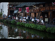 Located in the west of Lanxi in Jinhua city, Zhejiang Province, Zhuge Bagua Village is the biggest settlement for Zhuge Liang's descendants who have lived there for generations. The village was built according to the Eight Diagrams. Visitors can easily get lost in the village. The Zhong Pond is the basic point and the center of the village. Eight roads start from the pond and stretch respectively towards eight hills outside the town. [amazon97019/bbs.fengniao]