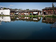 Located in the west of Lanxi in Jinhua city, Zhejiang Province, Zhuge Bagua Village is the biggest settlement for Zhuge Liang's descendants who have lived there for generations. The village was built according to the Eight Diagrams. Visitors can easily get lost in the village. The Zhong Pond is the basic point and the center of the village. Eight roads start from the pond and stretch respectively towards eight hills outside the town. [amazon97019/bbs.fengniao]