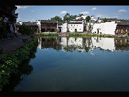Located in the west of Lanxi in Jinhua city, Zhejiang Province, Zhuge Bagua Village is the biggest settlement for Zhuge Liang's descendants who have lived there for generations. The village was built according to the Eight Diagrams. Visitors can easily get lost in the village. The Zhong Pond is the basic point and the center of the village. Eight roads start from the pond and stretch respectively towards eight hills outside the town. [amazon97019/bbs.fengniao]