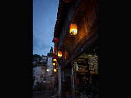 Located in the west of Lanxi in Jinhua city, Zhejiang Province, Zhuge Bagua Village is the biggest settlement for Zhuge Liang's descendants who have lived there for generations. The village was built according to the Eight Diagrams. Visitors can easily get lost in the village. The Zhong Pond is the basic point and the center of the village. Eight roads start from the pond and stretch respectively towards eight hills outside the town. [amazon97019/bbs.fengniao] 