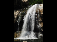 Located in Luoping county in Yunnan Province, the Jiulong (nine dragon) Waterfall is composed of 10-tier waterfalls compactly grouped in a valley. They have different shapes which appears magnificent and beautiful. The biggest waterfall is with a drop of 56 meters and 110 meter in width. [唱响/bbs.fengniao]