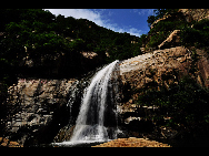Located in Luoping county in Yunnan Province, the Jiulong (nine dragon) Waterfall is composed of 10-tier waterfalls compactly grouped in a valley. They have different shapes which appears magnificent and beautiful. The biggest waterfall is with a drop of 56 meters and 110 meter in width. [唱响/bbs.fengniao]