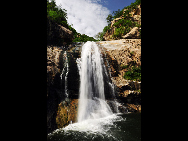 Located in Luoping county in Yunnan Province, the Jiulong (nine dragon) Waterfall is composed of 10-tier waterfalls compactly grouped in a valley. They have different shapes which appears magnificent and beautiful. The biggest waterfall is with a drop of 56 meters and 110 meter in width. [唱响/bbs.fengniao]