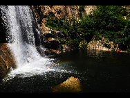 Located in Luoping county in Yunnan Province, the Jiulong (nine dragon) Waterfall is composed of 10-tier waterfalls compactly grouped in a valley. They have different shapes which appears magnificent and beautiful. The biggest waterfall is with a drop of 56 meters and 110 meter in width. [唱响/bbs.fengniao]