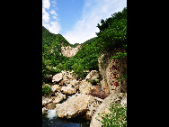 Located in Luoping county in Yunnan Province, the Jiulong (nine dragon) Waterfall is composed of 10-tier waterfalls compactly grouped in a valley. They have different shapes which appears magnificent and beautiful. The biggest waterfall is with a drop of 56 meters and 110 meter in width. [唱响/bbs.fengniao]