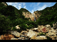 Located in Luoping county in Yunnan Province, the Jiulong (nine dragon) Waterfall is composed of 10-tier waterfalls compactly grouped in a valley. They have different shapes which appears magnificent and beautiful. The biggest waterfall is with a drop of 56 meters and 110 meter in width. [唱响/bbs.fengniao]