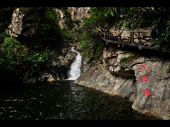 Located in Luoping county in Yunnan Province, the Jiulong (nine dragon) Waterfall is composed of 10-tier waterfalls compactly grouped in a valley. They have different shapes which appears magnificent and beautiful. The biggest waterfall is with a drop of 56 meters and 110 meter in width. [唱响/bbs.fengniao]