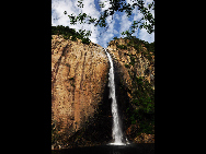 Located in Luoping county in Yunnan Province, the Jiulong (nine dragon) Waterfall is composed of 10-tier waterfalls compactly grouped in a valley. They have different shapes which appears magnificent and beautiful. The biggest waterfall is with a drop of 56 meters and 110 meter in width. [唱响/bbs.fengniao]