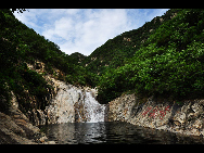 Located in Luoping county in Yunnan Province, the Jiulong (nine dragon) Waterfall is composed of 10-tier waterfalls compactly grouped in a valley. They have different shapes which appears magnificent and beautiful. The biggest waterfall is with a drop of 56 meters and 110 meter in width. [唱响/bbs.fengniao]