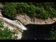 Located in Luoping county in Yunnan Province, the Jiulong (nine dragon) Waterfall is composed of 10-tier waterfalls compactly grouped in a valley. They have different shapes which appears magnificent and beautiful. The biggest waterfall is with a drop of 56 meters and 110 meter in width. [唱响/bbs.fengniao]